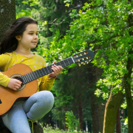 DSC02979-girl-with-guitar